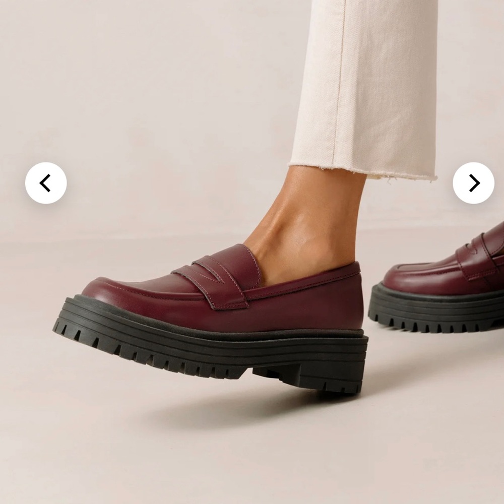 Size 39; wore once. Super cute but just a little too big for me!